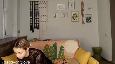 Snapshot of daddyonlyloveme chatting on October 15, 8:31 pm Zoe online show from October 15, 8:31 pm