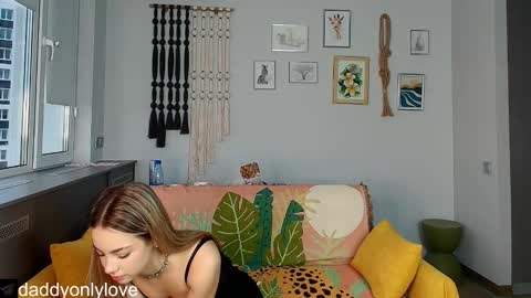 Snapshot of daddyonlyloveme chatting on October 6, 9:54 pm Zoe online show from October 6, 9:54 pm