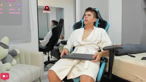 Snapshot of daddyrich4u chatting on December 4, 9:40 pm daddyrich4u online show from December 4, 9:40 pm