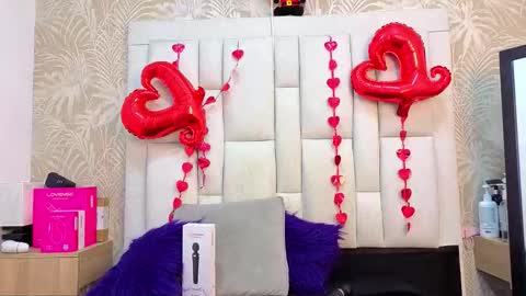 daffnelewis online show from February 21, 11:35 am