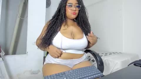 Snapshot of dakota__luxx chatting on September 28, 4:32 am dakota__luxx online show from September 28, 4:32 am