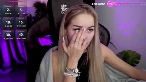 dakotaajohnnson online show from September 18, 11:58 am