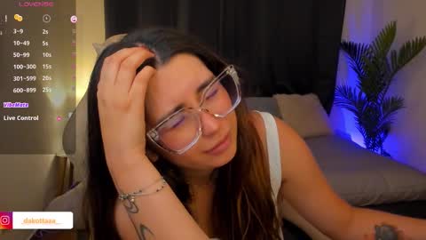 dakottaa__ online show from January 18, 12:30 am