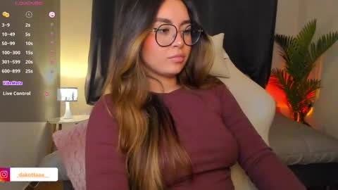 dakottaa__ online show from March 27, 12:49 am