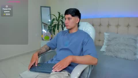 Snapshot of damian23_ chatting on February 22, 12:18 pm DAMIAN online show from February 22, 12:18 pm