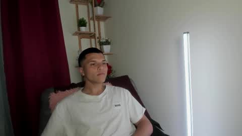 damian_vega13 online show from November 7, 10:45 pm