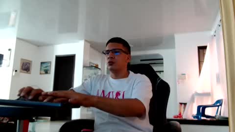 damyan_2003 online show from May 28, 2:04 pm