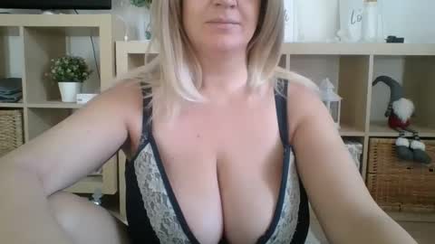 Snapshot of danahotmilf chatting on February 19, 9:39 am DanaHotMILF online show from February 19, 9:39 am