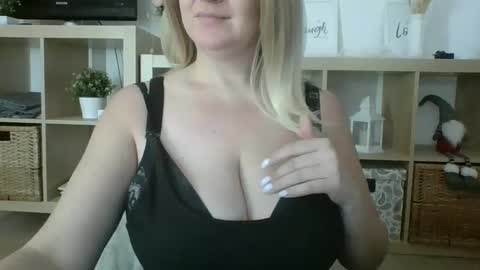 Snapshot of danahotmilf chatting on February 18, 8:05 am DanaHotMILF online show from February 18, 8:05 am