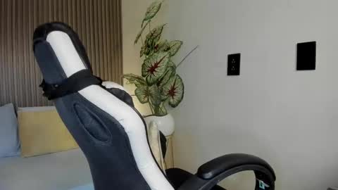 Snapshot of dania_miller_ chatting on September 27, 3:04 am Dania online show from September 27, 3:04 am