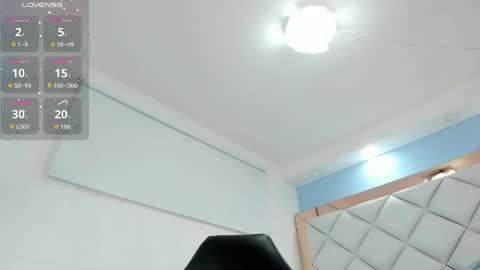 danielamonett online show from May 12, 4:05 pm