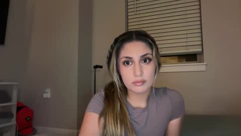 daniellarae1 online show from May 1, 4:17 am