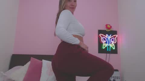 Snapshot of danika_bellaa chatting on December 6, 3:24 am K A R O L online show from December 6, 3:24 am