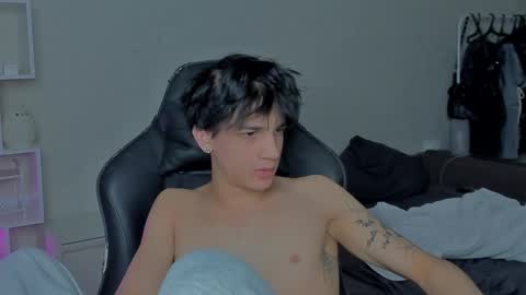 Snapshot of davisross chatting on December 17, 3:28 am davis online show from December 17, 3:28 am