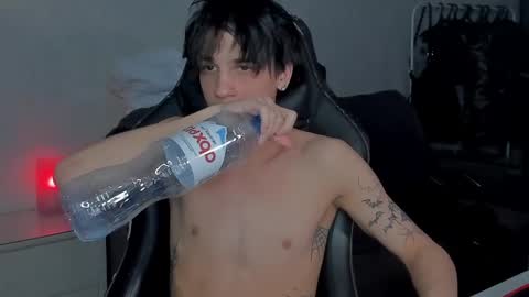 Snapshot of davisross chatting on January 7, 12:03 am davis online show from January 7, 12:03 am