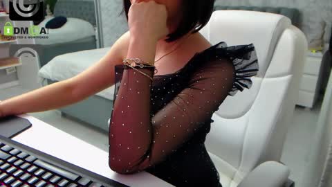 Elly online show from March 1, 1:51 pm