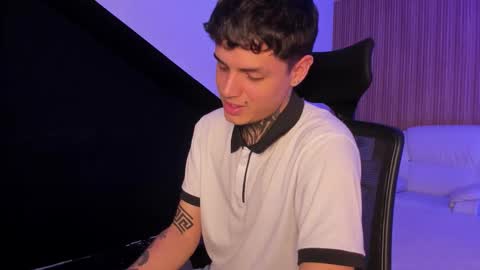 Snapshot of declan_fox chatting on October 11, 1:05 pm declan_fox online show from October 11, 1:05 pm