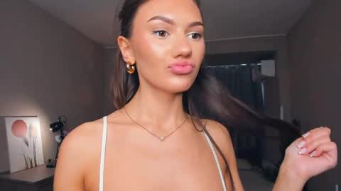 Laura online show from April 1, 1:41 pm