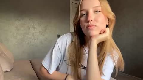 Mia online show from July 6, 3:03 pm