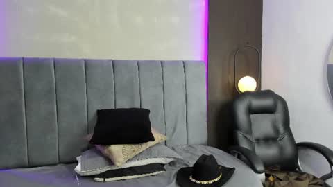 dennis_cox_ online show from July 31, 5:19 am