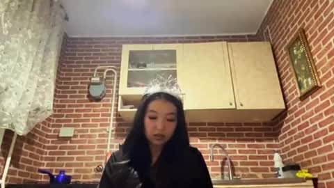 Emma online show from November 18, 2:53 pm