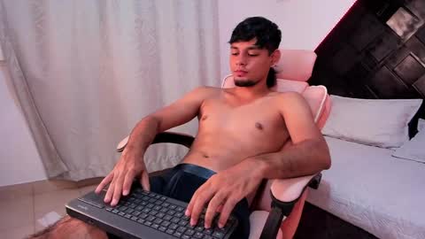 dereck_g online show from May 13, 5:17 am