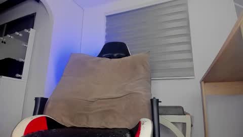 dereckhardd online show from February 15, 3:42 am