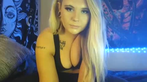 Snapshot of devyn_winter chatting on October 4, 10:51 pm devyn winter online show from October 4, 10:51 pm