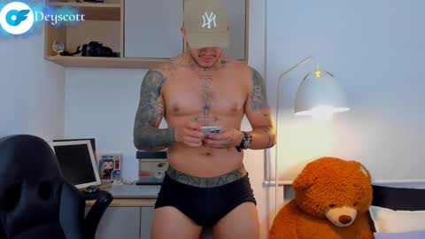 Snapshot of deymon_scott chatting on February 23, 2:18 am JULIAN online show from February 23, 2:18 am