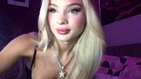 Snapshot of diamond_the_blonde chatting on October 2, 10:19 pm Diamond online show from October 2, 10:19 pm
