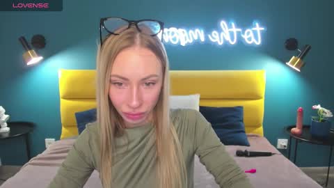 Snapshot of diana_garrett chatting on October 2, 8:35 am Diana  online show from October 2, 8:35 am