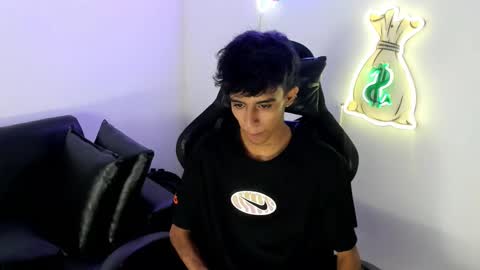 dikey_18 online show from October 2, 11:25 pm