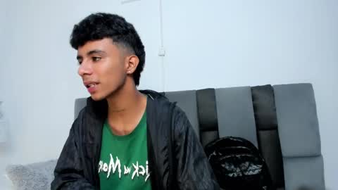 dikey_18 online show from February 27, 2:57 am