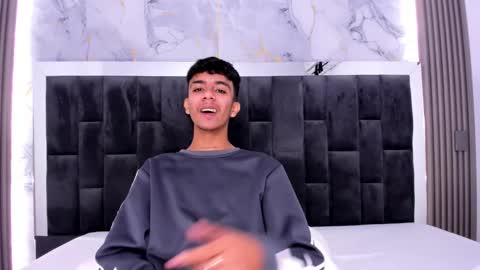 dikey_18 online show from March 6, 11:53 pm