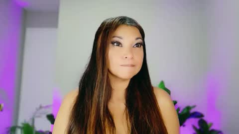 DivineLynn online show from November 30, 4:25 pm