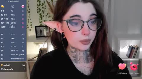 Snapshot of dixipixi_ chatting on October 17, 6:06 am dixipixi_ online show from October 17, 6:06 am