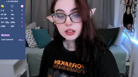 Snapshot of dixipixi_ chatting on February 1, 5:49 am dixipixi_ online show from February 1, 5:49 am