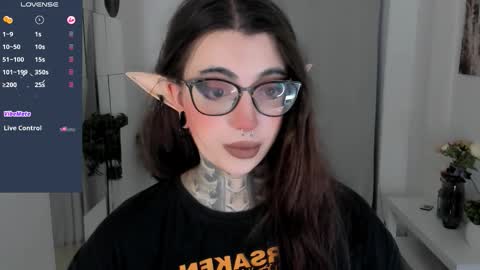 Snapshot of dixipixi_ chatting on October 18, 6:28 am dixipixi_ online show from October 18, 6:28 am