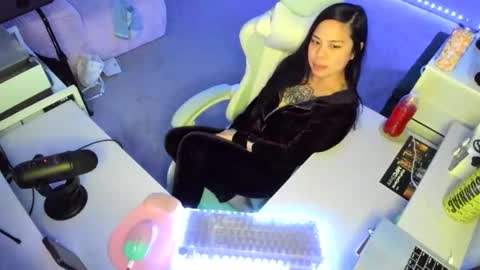 DOLLLFACE online show from February 15, 6:04 am