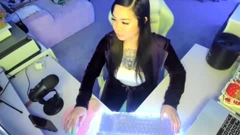 DOLLLFACE online show from December 15, 6:09 am