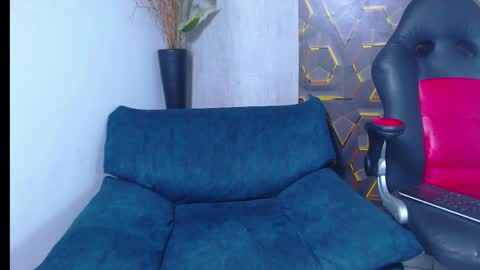 dominic_smith_ online show from April 10, 4:40 am