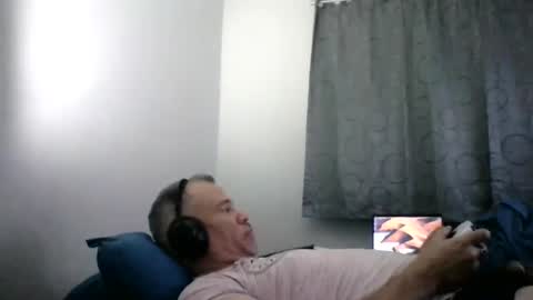 Snapshot of dominicanorico chatting on December 1, 8:22 pm luis online show from December 1, 8:22 pm