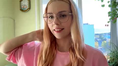 Snapshot of donettastrowbridge chatting on October 7, 11:39 am Karolina online show from October 7, 11:39 am
