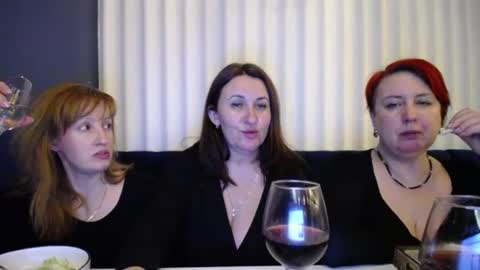 Snapshot of donnalimadonna chatting on January 22, 5:59 pm Tatiana 43 curvy sexy body and Joanna redhead 39 years online show from January 22, 5:59 pm