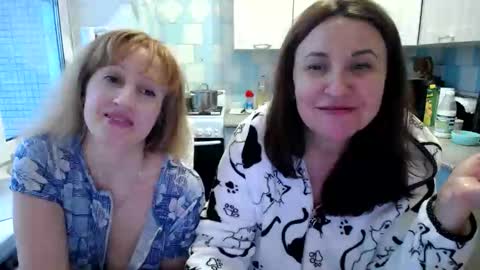 Snapshot of donnalimadonna chatting on January 14, 7:17 am Tatiana 43 curvy sexy body and Joanna redhead 39 years online show from January 14, 7:17 am