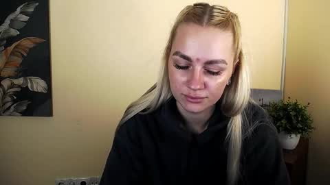 Snapshot of dream_dolly_ chatting on October 17, 1:37 pm dream_dolly_ online show from October 17, 1:37 pm