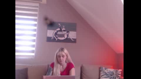 Snapshot of dreamcatcherfantasy chatting on September 12, 7:21 am A girl online show from September 12, 7:21 am