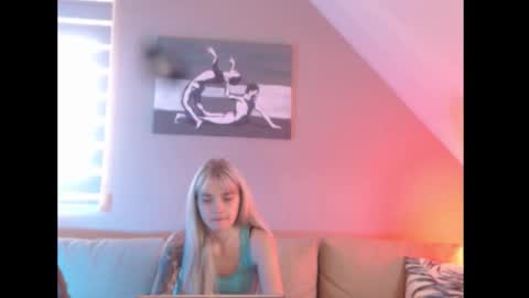 Snapshot of dreamcatcherfantasy chatting on September 23, 7:13 am A girl online show from September 23, 7:13 am
