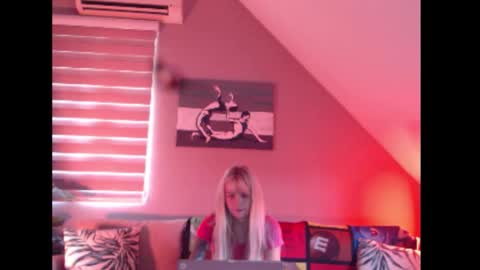 Snapshot of dreamcatcherfantasy chatting on October 11, 7:35 am A girl online show from October 11, 7:35 am