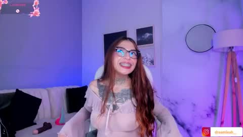 dreamleah_ online show from April 15, 2:48 am